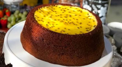 Bolo piscina de chocolate com maracujá