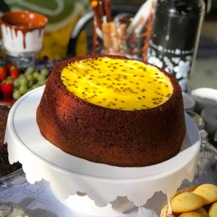 Bolo piscina de chocolate com maracujá