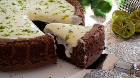 Bolo piscina de chocolate com mousse de limão