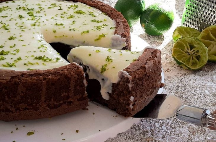 Bolo piscina de chocolate com mousse de limão