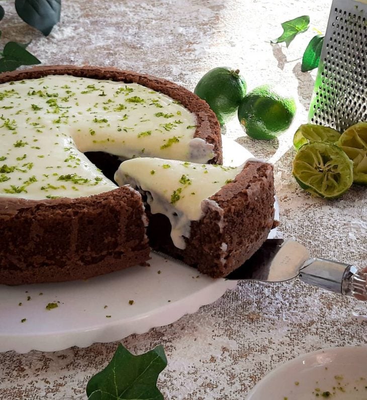 Bolo piscina de chocolate com mousse de limão