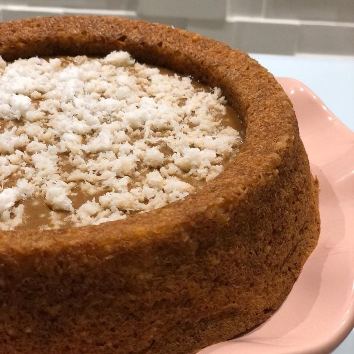 Bolo piscina de tapioca com doce de leite