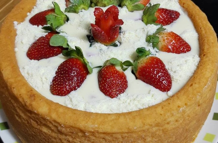 Bolo piscina gelado de morango