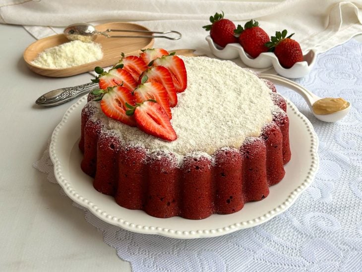 Um prato contendo bolo piscina red velvet.