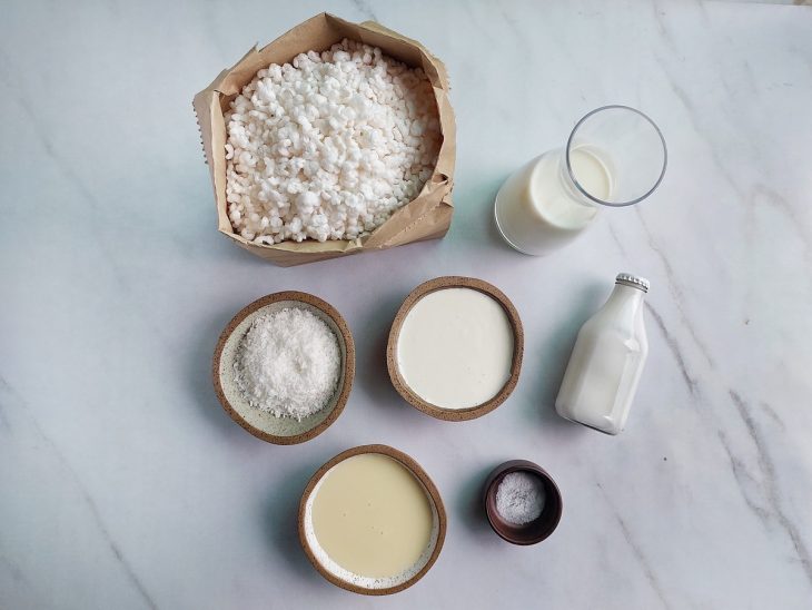 Ingredientes organizados sobre a bancada antes do preparo.