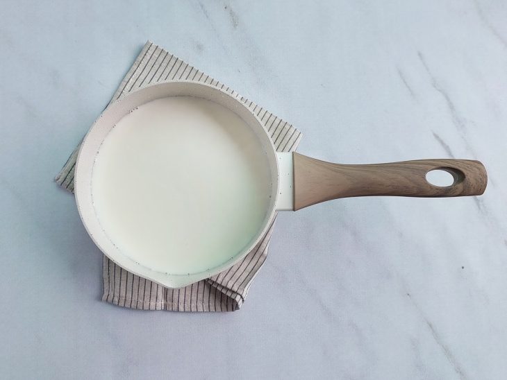 Leite sendo aquecido na panela sem ferver.