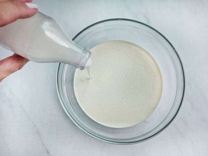 Leite de coco adicionado e misturado até ficar uniforme.