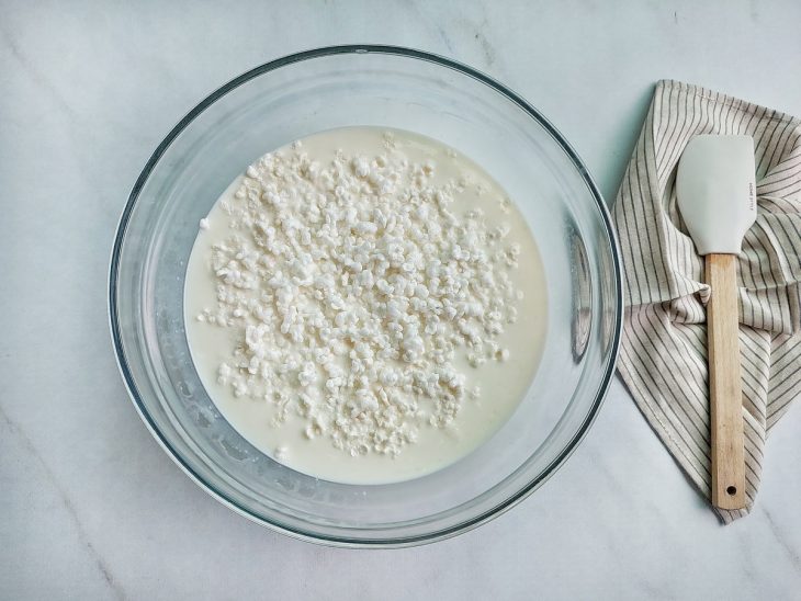 Farinha de tapioca adicionada aos poucos até formar massa espessa.