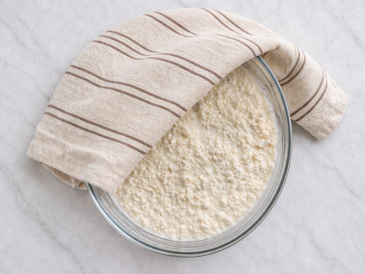 Massa descansando para hidratar em temperatura ambiente.