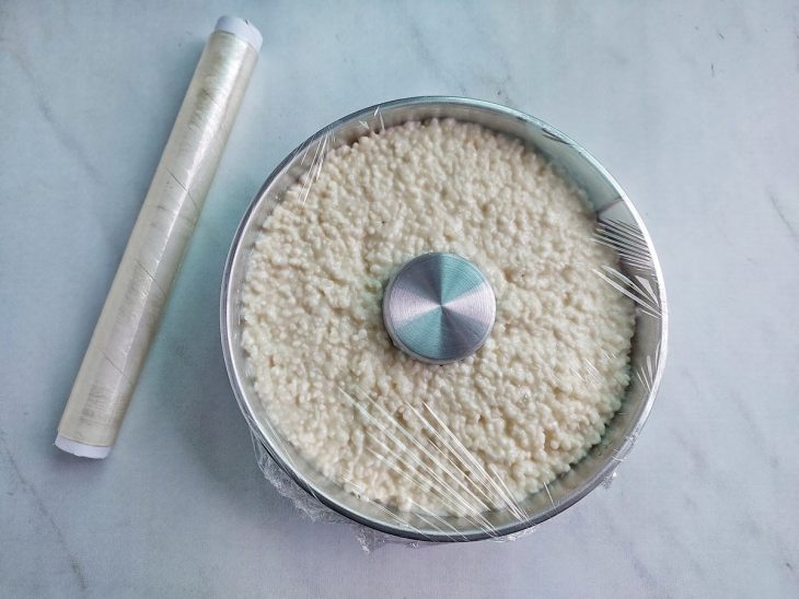 Bolo coberto e levado à geladeira para firmar.