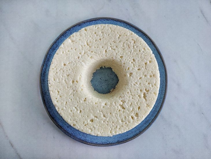 Bolo de tapioca desenformado e pronto para servir gelado.