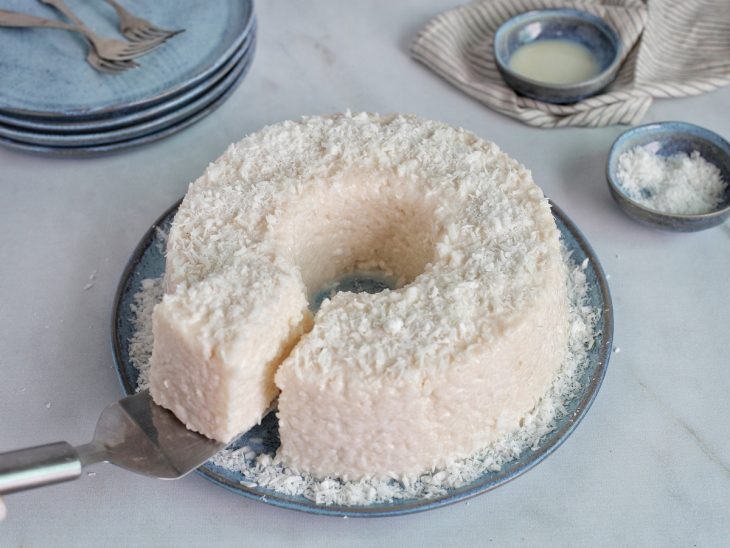 Bolo de tapioca com cobertura por cima.