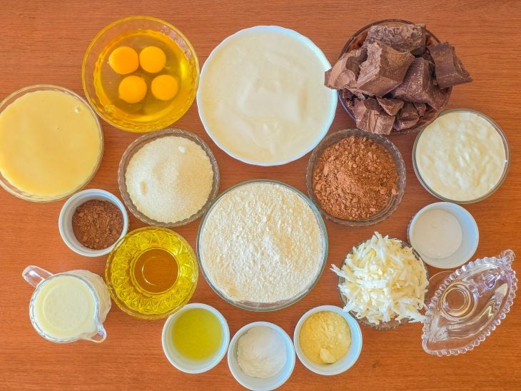 Ingredientes reunidos na bancada.