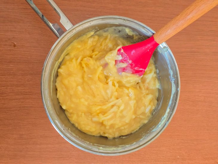 Coco em flocos misturo ao creme na panela.