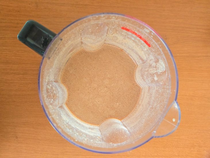 Ingredientes da calda batidos no liquidificador.