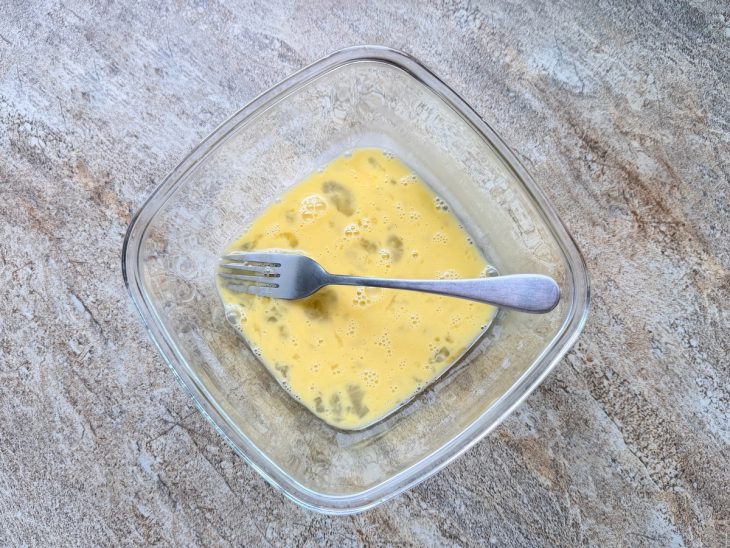 Ovos batidos na tigela.