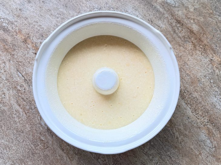 Massa despejada dentro da forma.