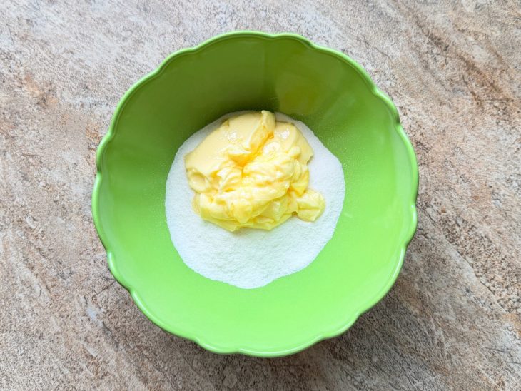 Manteiga e açúcar na tigela.