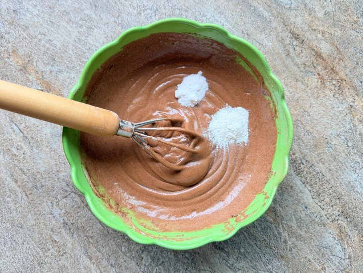 Fermento e bicarbonato incorporados na massa.