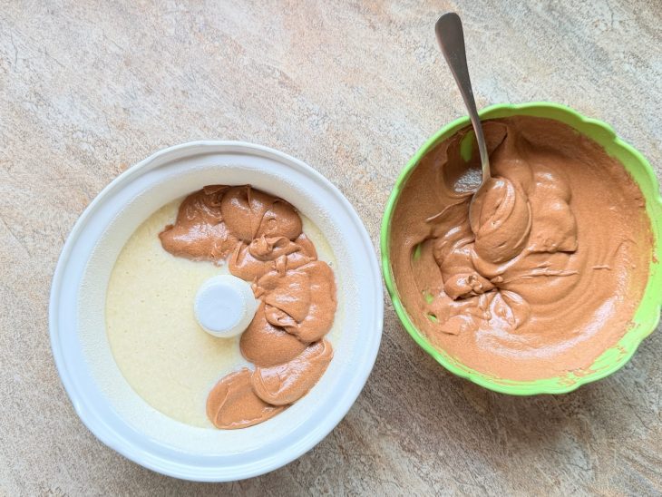 Massa sendo transferida para a a forma.