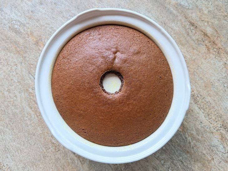 Bolo assado e desenformado.