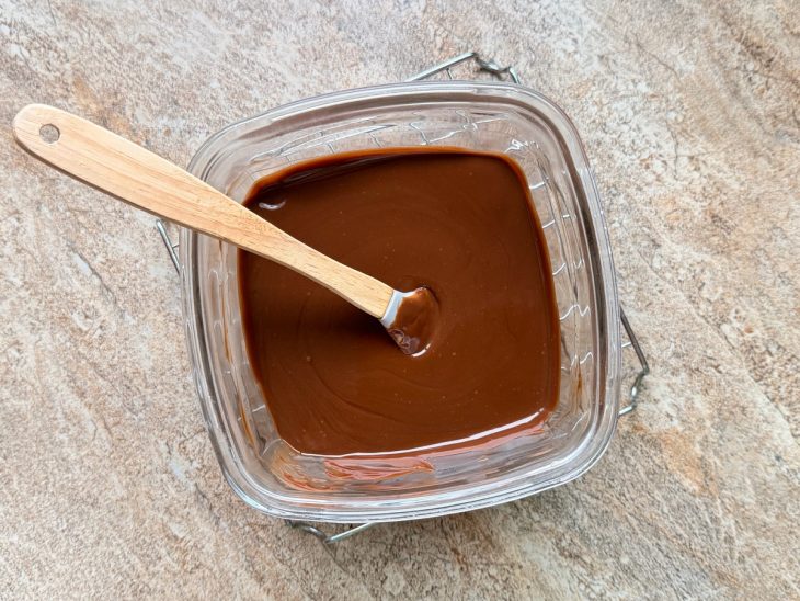 Chocolate derretido e misturado com o creme de leite.