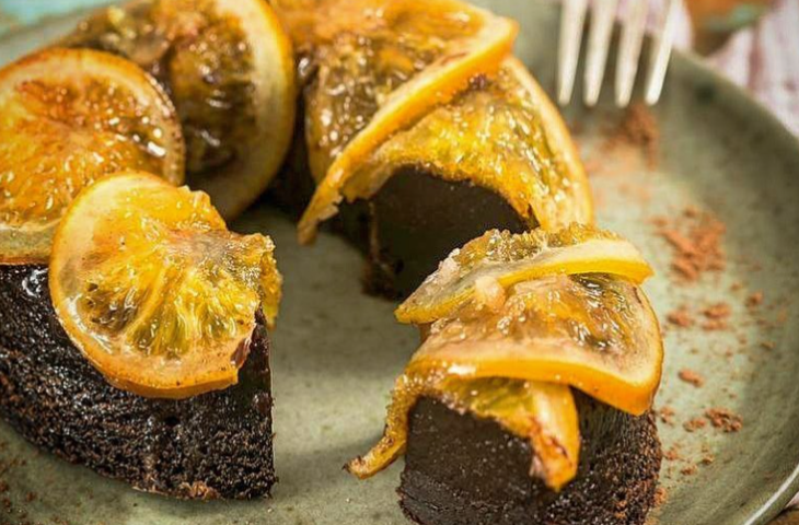 Bolo pudim de chocolate com laranja