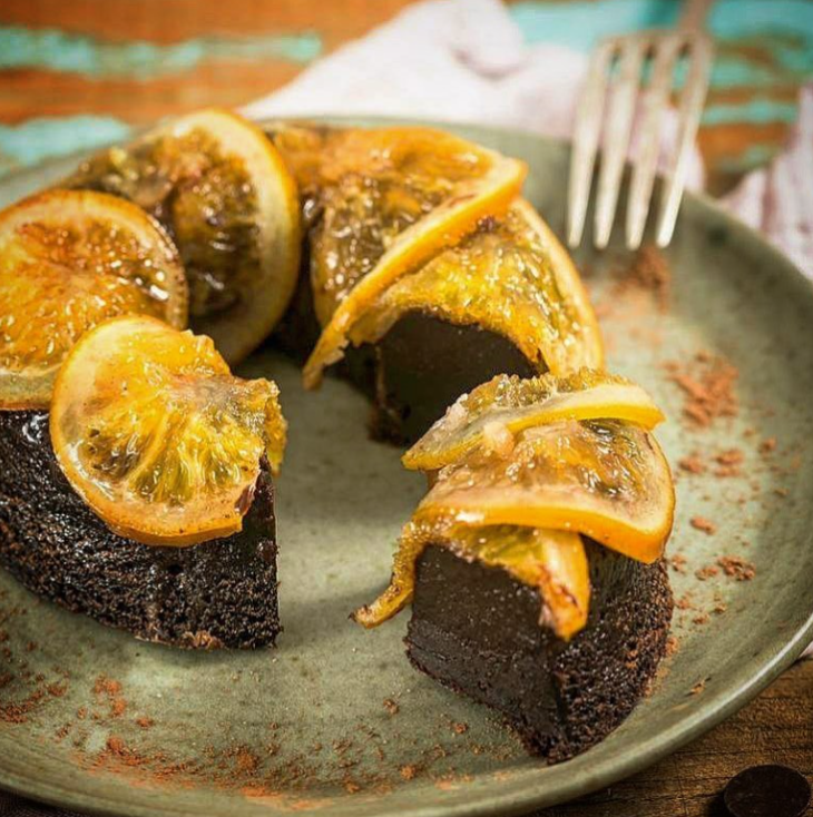 Bolo pudim de chocolate com laranja