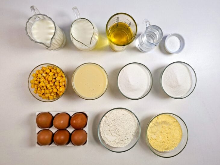Ingredientes separados e organizados sobre a bancada para iniciar o preparo da receita.