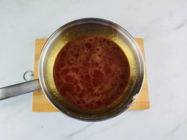 Uma panela com caramelo.