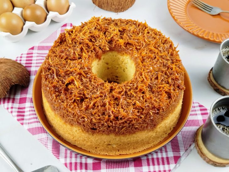 Um prato com bolo quebra-queixo.