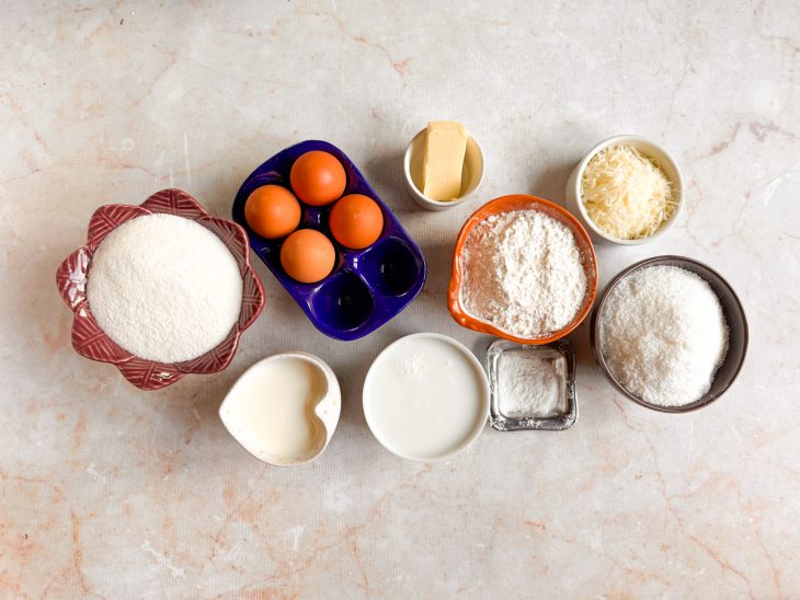 Ingredientes do bolo organizados sobre a bancada.
