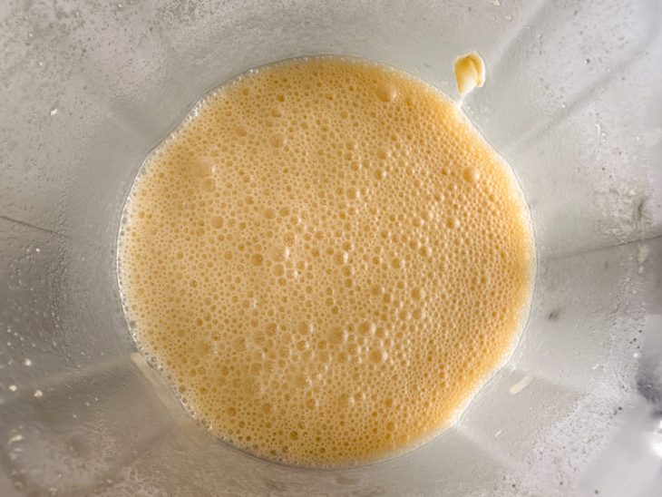 Ingredientes líquidos e secos sendo batidos no liquidificador.