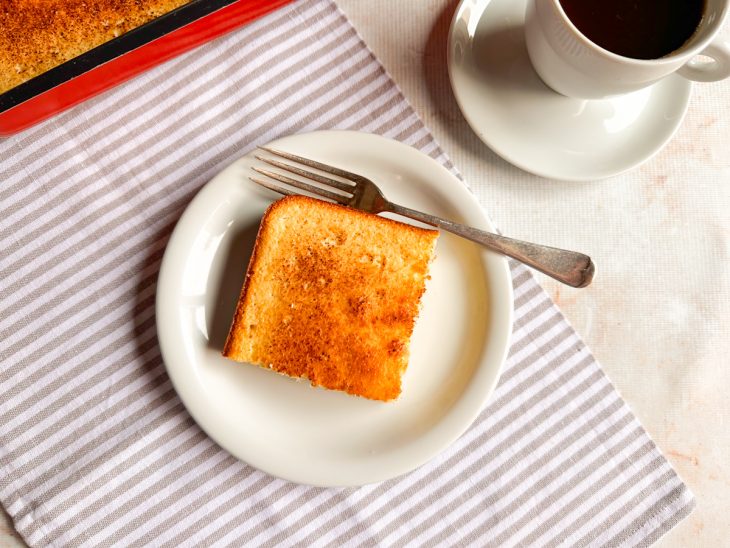 Fatias servidas no prato, com destaque para a textura úmida.