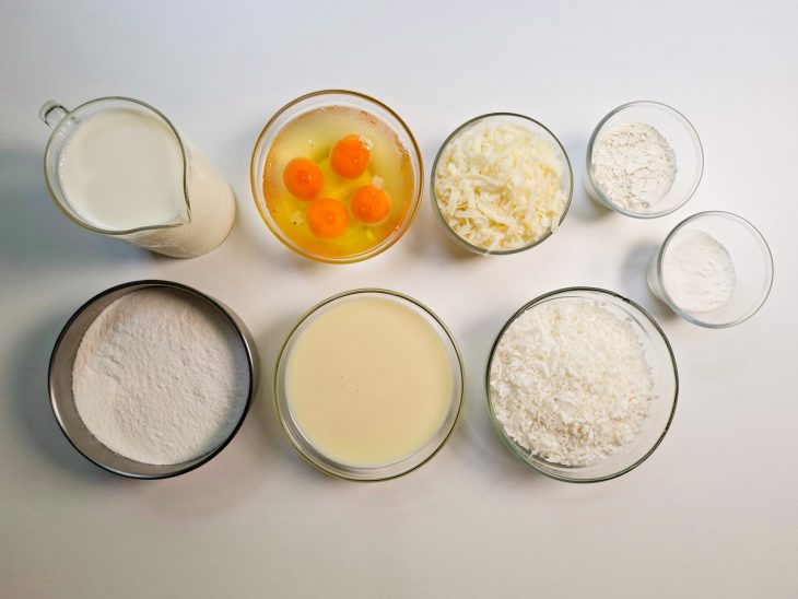 Ingredientes separados sobre a bancada, prontos para o preparo.