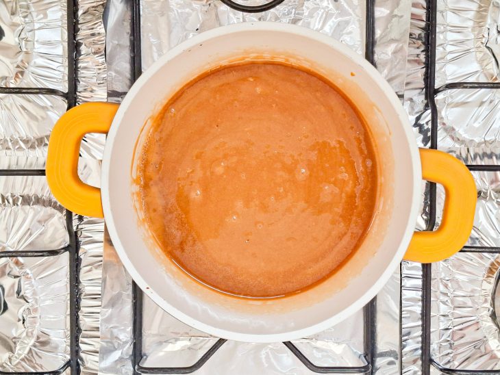 Açúcar derretendo na panela até virar caramelo dourado.