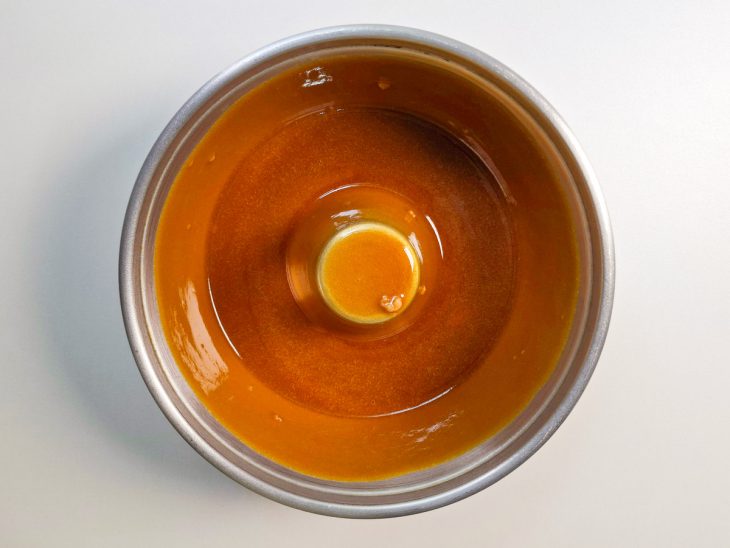 Caramelo espalhado pela forma com furo central.