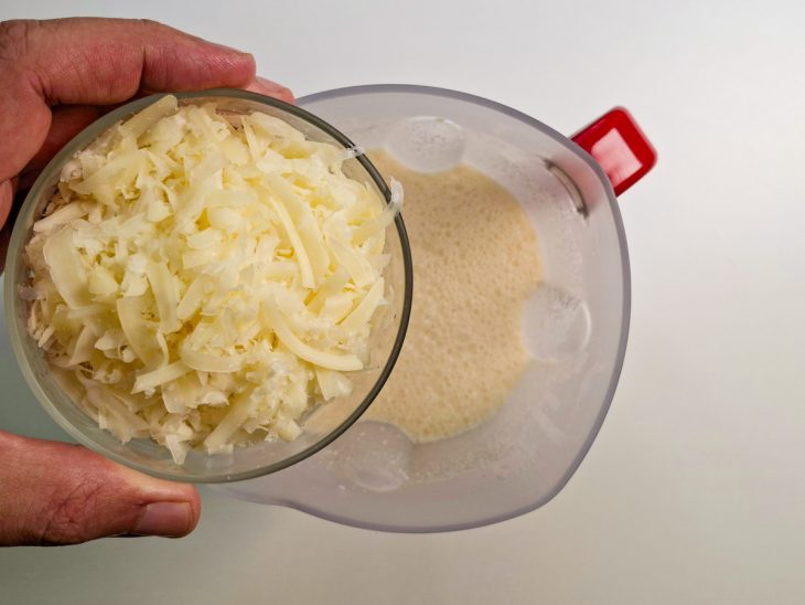 Massa com parmesão sendo misturada novamente no liquidificador.