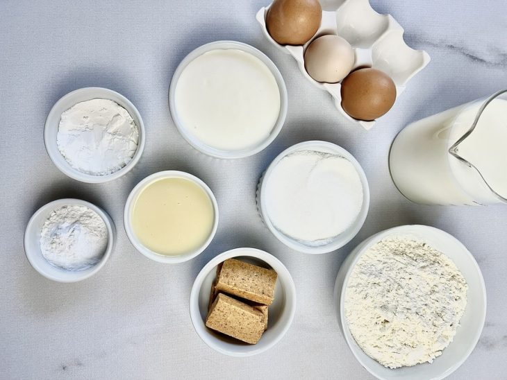 ingredientes para preparo de bolo de paçoca quente separados.