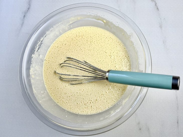 leite e farinha adicionados a massa do bolo de paçoca.
