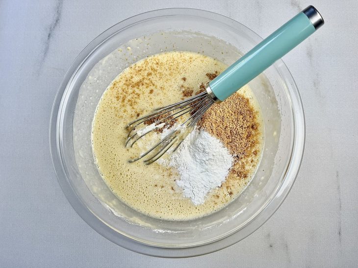 paçoca esfarelada e restante dos ingredientes secos adicionados a massa do bolo.