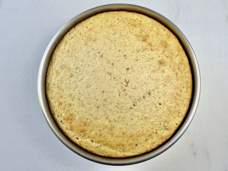 bolo de paçoca assado em forma redonda.