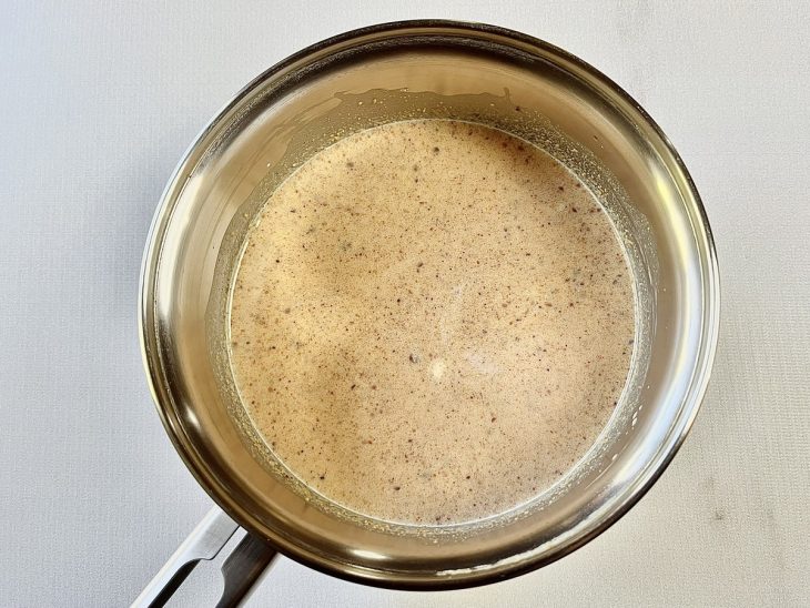 ingredientes para calda do bolo de paçoca na panela.