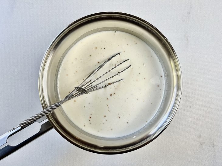 ingredientes para cobertura do bolo de paçoca na panela misturados.