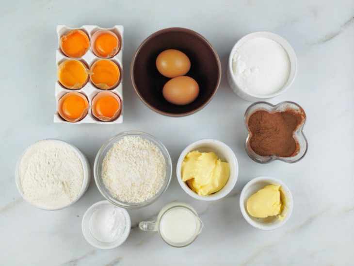 Ingredientes para a receita reunidos em uma bancada.