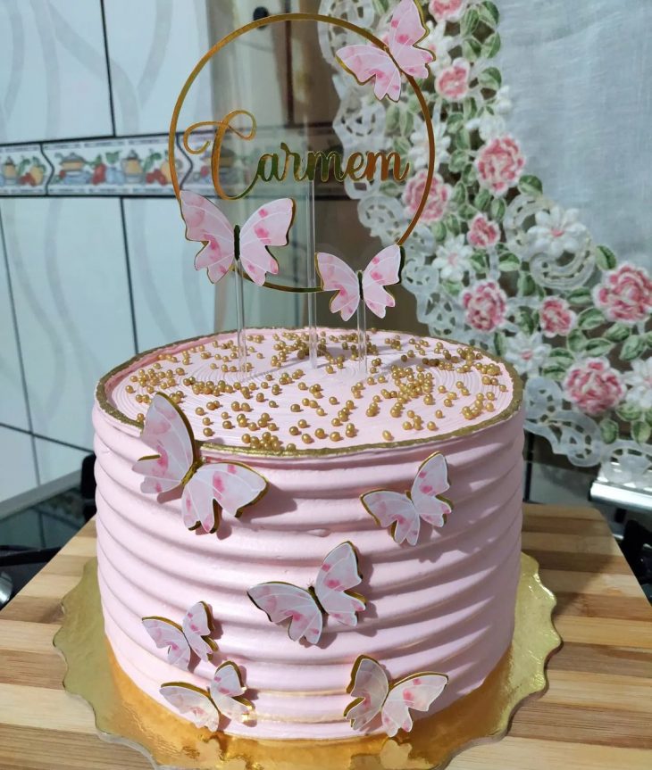 Bolo recheado com mousse de 4 leites