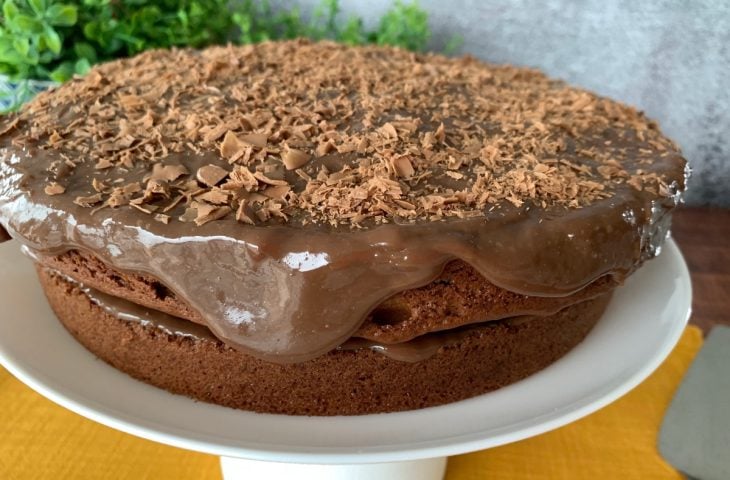 Bolo recheado de brigadeiro fácil