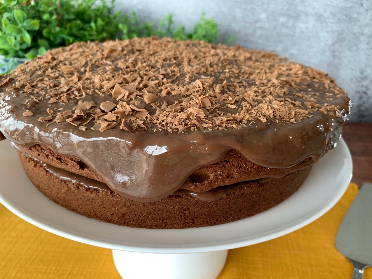 Bolo recheado de brigadeiro fácil