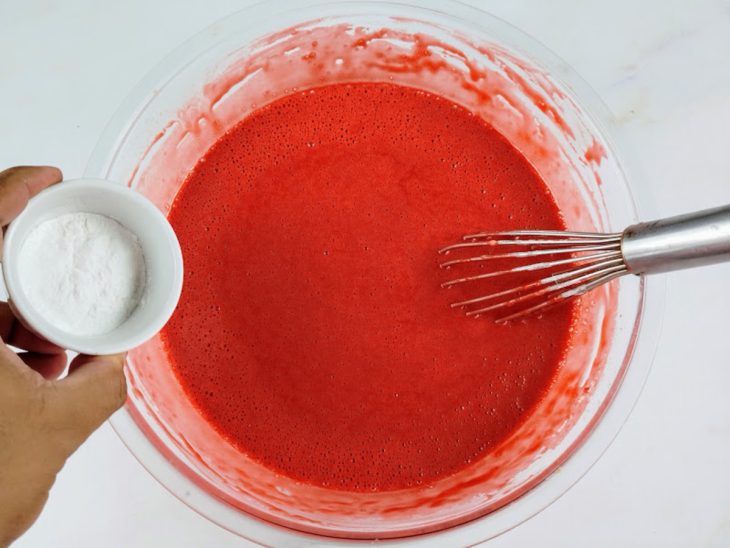 Ingredientes adicionados e incorporados na tigela.