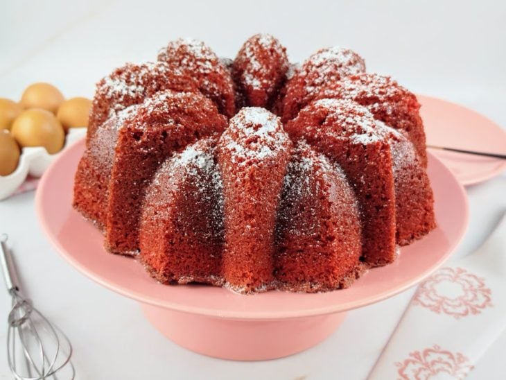 Bolo red velvet fácil e rápido pronto para servir.